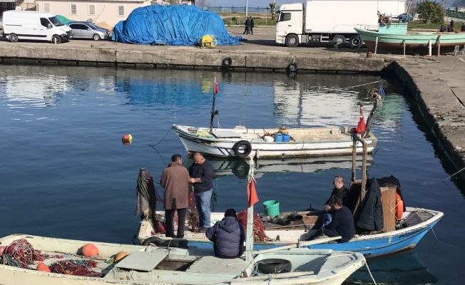 Balıkçılar ağlarını onarmaya başladı