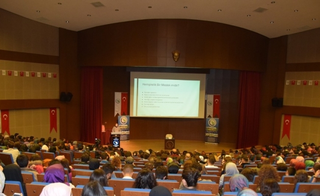 Düzce Üniversitesi’nde hemşirelerin mesleki özerkliği konuşuldu