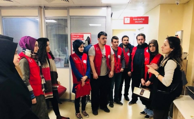 Gençlik merkezi gönüllülerinden kan bağışı