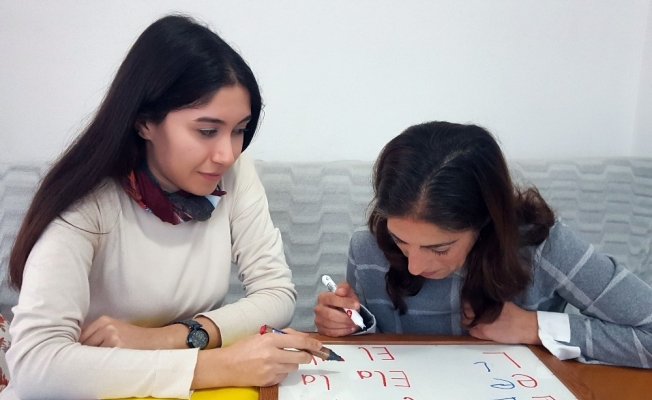 Görme engelli annenin tek hedefi diplomasını gururla göstermek