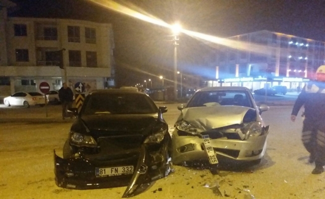 İki otomobilin çarpıştığı kazada 3 kişi yaralandı