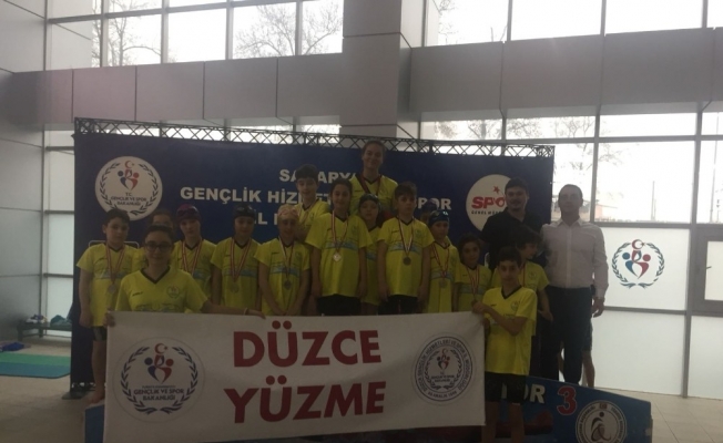 Küçük yüzücüler kürsünün sahibi