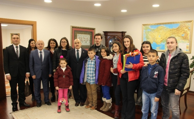 Mehmetçiğe yazılan mektuplar Valiye teslim edildi