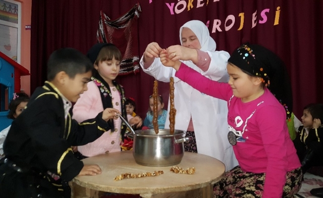 Minik öğrenciler yöresel ürünleri yapmayı öğreniyor