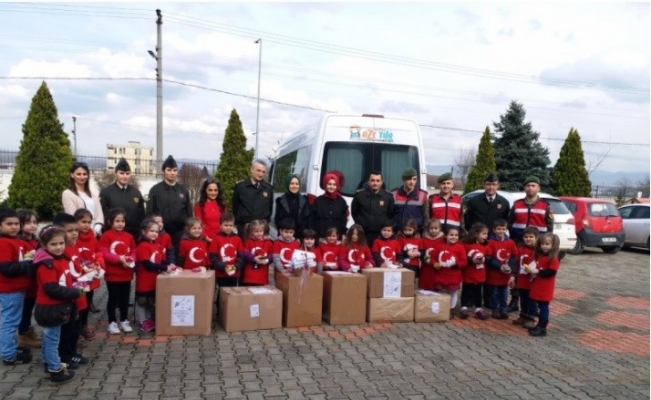 Minik yüreklerin hediyeleri Mehmetçiğe ulaştı