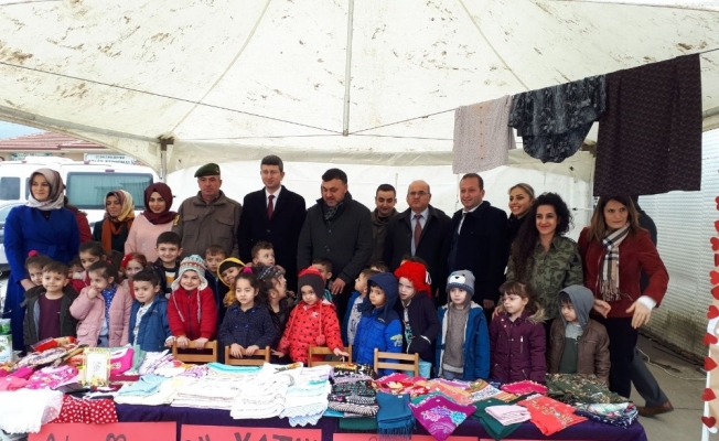 Minikler asker abileri için kermes düzenledi