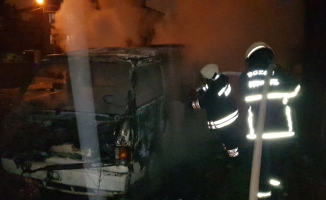 Park halindeki minibüs gece geç saatlerde yandı