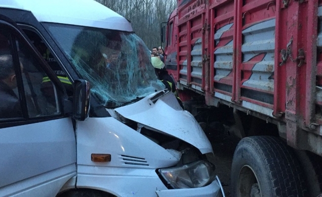 Servis minibüsü ile kamyon çarpıştı: 4 yaralı