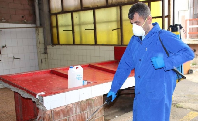Akçakoca Belediyesi ekipleri pazaryerini ilaçladı