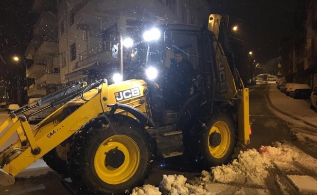Akçakoca belediyesi ekiplerinin karla mücadelesi