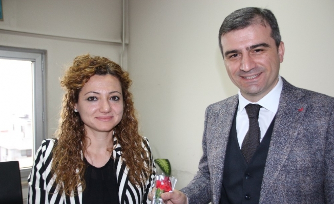 Başkan Yemenici’den kadın personele çiçek