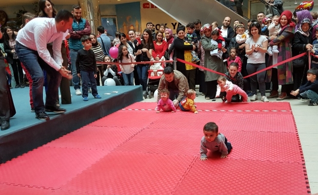 Bebek emekleme yarışmasında ilginç görüntüler ortaya çıktı