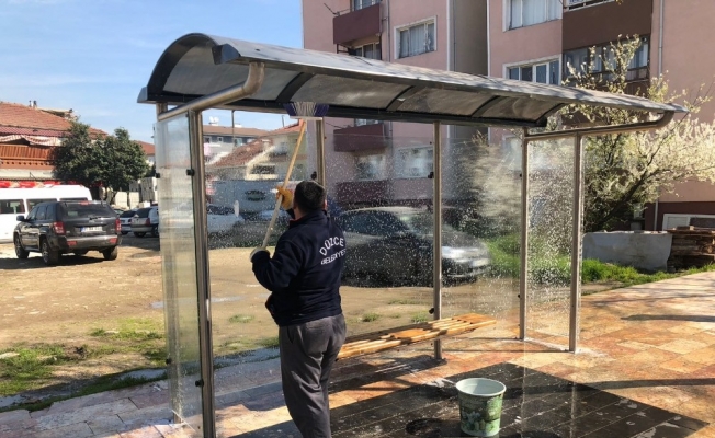 Duraklarda temizlik çalışmaları devam ediyor