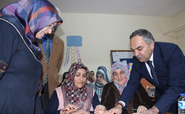 Düzce Belediye Başkanı Ay’dan okuma yazma öğrenen 2 kişiye ehliyet sözü