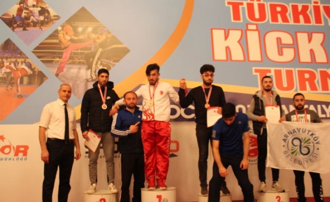 Düzce Üniversitesi öğrencisi altın madalyanın sahibi oldu