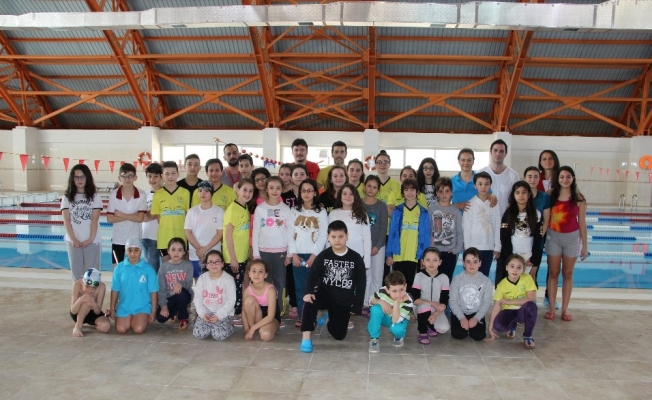 Düzce’de okul sporları yüzme yarışları yapıldı