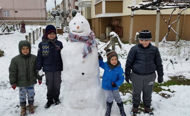 Kar yağışı çocukları sevindirdi