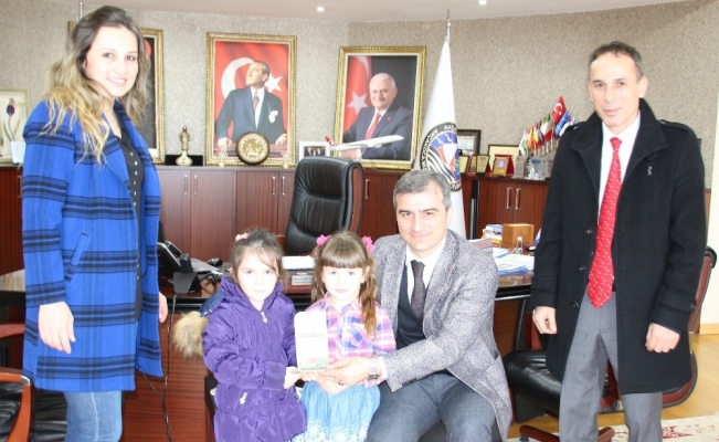 Miniklerden Başkan Yemenici’ye teşekkür plaketi