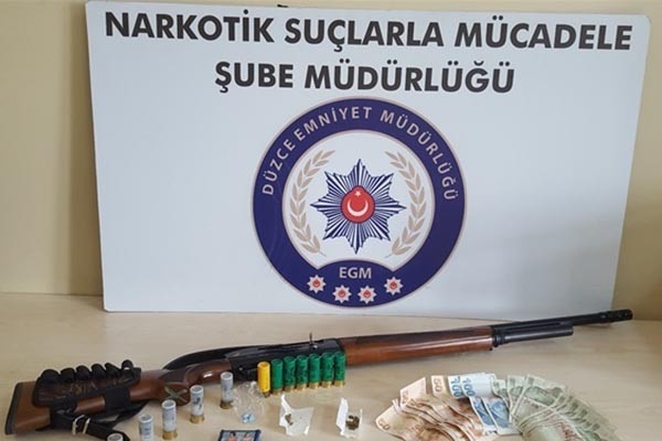 Uyuşturucu satıcılığı yapan 3 kişiden 2’si tutuklandı