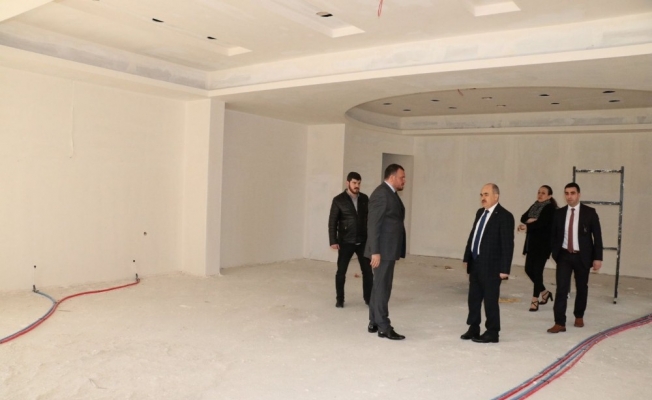 Vali Dağlı Bahçeşehir Kolejinin binasını gezdi