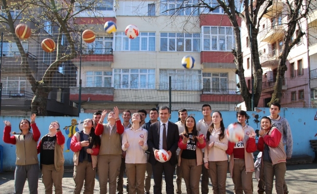 Akçakoca’da okullara voleybol, basketbol ve futbol topu dağıtıldı