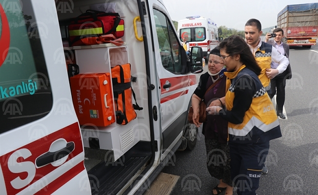Anadolu Otoyolu'nda midibüs devrildi: 5 yaralı