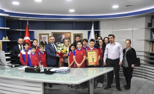 Başkan Ay öğrencileri ağırladı