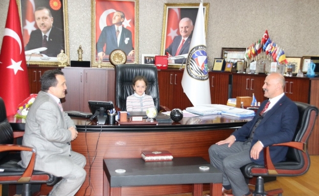 Başkan Yemenici, koltuğu 4. sınıf öğrencisine devretti