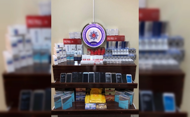 Düzce’de kaçak sigara ve telefon operasyonu