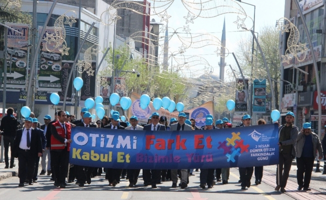 Düzce’de otizme dikkat çekmek için mavi balon uçurdular