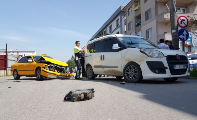 Düzce’de otomobille hafif ticari araç çarpıştı: 3 yaralı