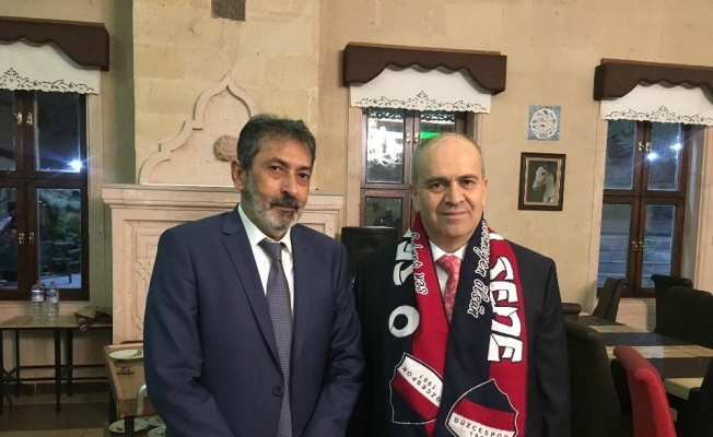 Düzcespor Başkanı Leblebici’den kırmızı lacivertli jest