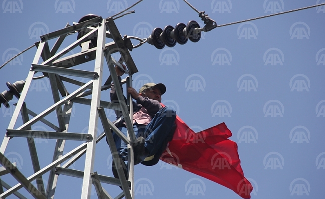 Haksızlığa uğradığı iddiasıyla elektrik direğine çıktı