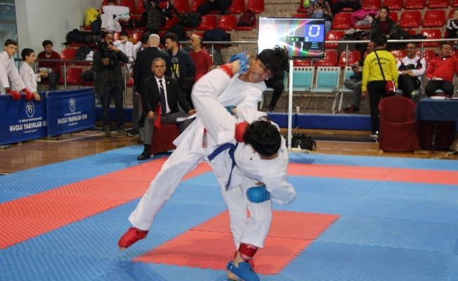 Karate grup müsabakaları Düzce’de başladı
