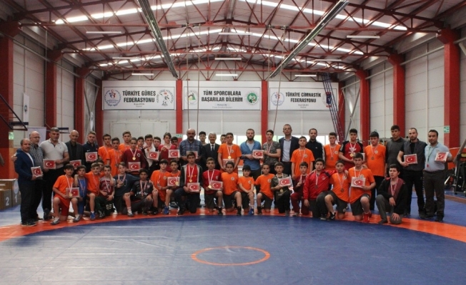 Okul sporları güreş müsabakaları yapıldı