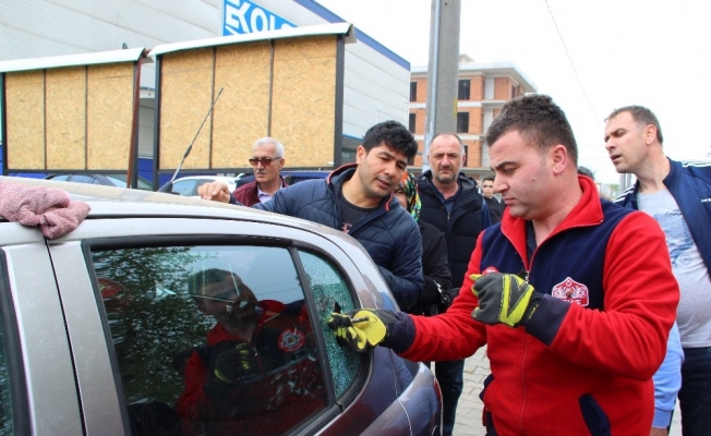 Otomobilde kilitli kalan çocuğu itfaiye ekipleri kurtardı