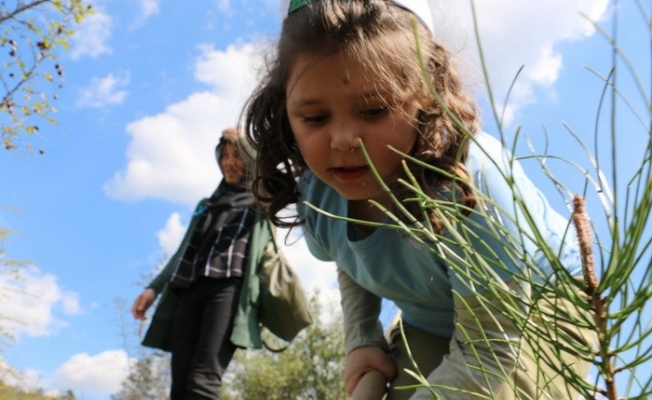 Özel çocuklar fidanları toprakla buluşturdu