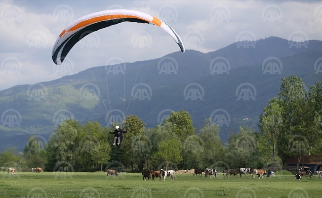 Yamaç paraşütüyle "yaza merhaba" dediler
