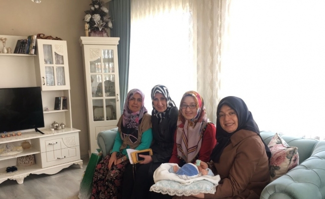 Yenidoğan hediyeleri Nursel Ay’dan