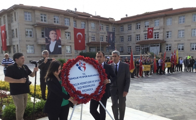 19 Mayıs Atatürk’ü Anma Gençlik ve Spor Bayramı çelenk sunulmasıyla başladı.