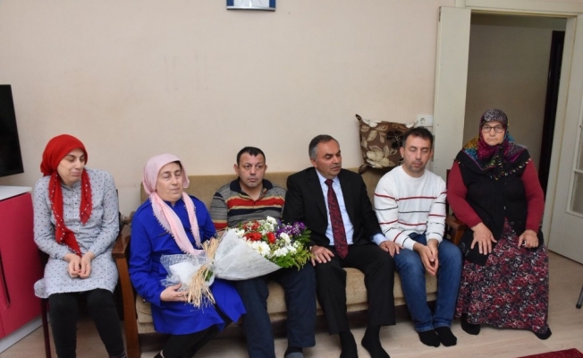 5 Engelli çocuğu olan anne yılın annesi seçildi