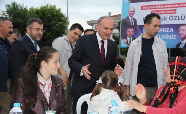 Bakan Özlü, Düzce’de binlerce kişi ile iftar yaptı