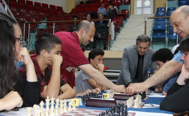 Düzce’de binin üzerinde katılım ile satranç turnuvası başladı