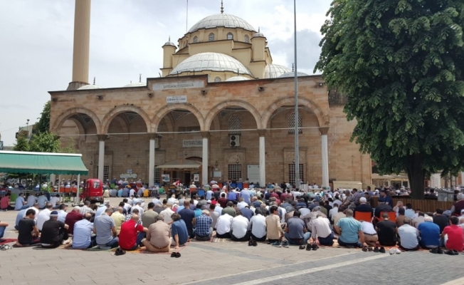 Düzceliler Ramazanın ilk cuması camileri doldurdu