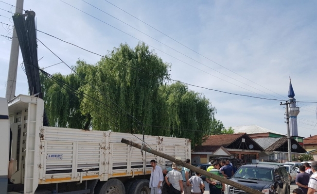 Kazada telefon telleri koptu direkler devrildi