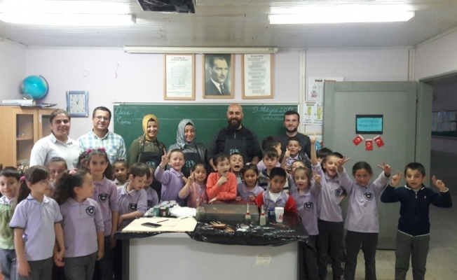 Minik öğrenciler üniversite öğrencileri ile ebru yaptı