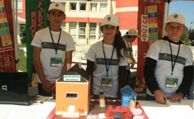 Minik parmaklar geleceği kodladı