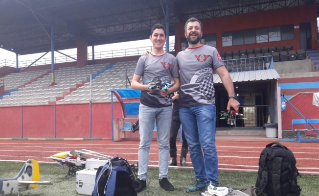 Model uçaklar göğe yükseltildi