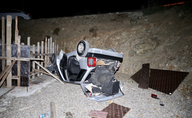 Otomobil inşaat alanına devrildi