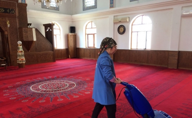 Akçakoca’da camilerde bayram temizliği yapıldı